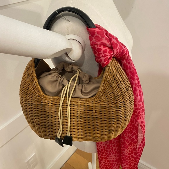 Super cute straw bag with inside ties, comes with pink scarf. - Picture 3 of 3